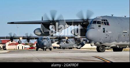 920. Rettungsflügel HC-130J Combat King II-Flugzeuge führen während der Übung Fury Horizon 21 auf der Patrick Space Force Base, Florida, einen ‘Elephant Walk’ durch, 10. April 2021. Fury Horizon 21 hat die Taktik neu gestaltet, die Ausdauer getestet und neue Konzepte für die spezifische Anwendung gegen Gegner im Indo-Pazifik-Raum entwickelt und bewertet. Stockfoto