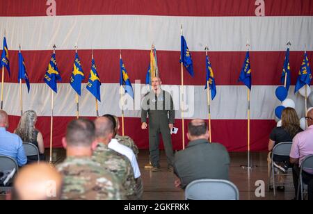 Col. James Greenwald, Kommandant des 94th Fighter Wing, hält seine Rede an die neueste Gruppe von Ehrenkommandanten auf der Luke Air Force Base, Arizona, 10. April 2021. Die 94th FW hat die 2021-2023-Klasse der Ehrenkommandanten als Teil des laufenden Community Outreach-Programms des Wing aufgenommen. Stockfoto