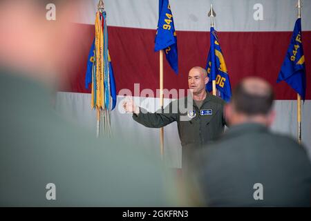 Col. James Greenwald, Kommandant des 94th Fighter Wing, gibt seine Ausführungen an die neueste Gruppe von Ehrenkommandanten auf der Luke Air Force Base, Arizona, am 10. April 2021. Die 94th FW hat die 2021-2023-Klasse der Ehrenkommandanten als Teil des laufenden Community Outreach-Programms des Wing aufgenommen. Stockfoto