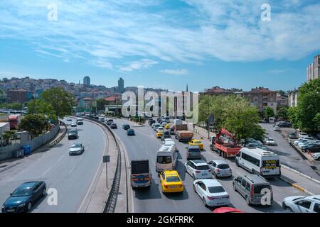 Beyoglu, Istanbul, Türkei - 05.17.2021: An einem sonnigen Tag mit Kopierplatz stecken viele Autos wegen Staus auf der Taksim- und Karakoy-Straße fest Stockfoto