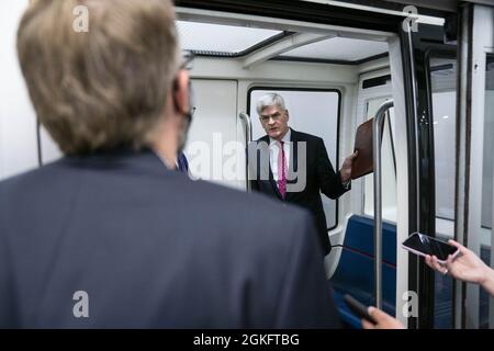 Washington, Usa. September 2021. Senator Bill Cassidy, R-LA, spricht vor dem wöchentlichen republikanischen Caucus-Mittagessen in der Senate-U-Bahn des US-Kapitols in Washington, DC am Dienstag, dem 14. September 2021, mit Pressemitgliedern. Foto von Sarah Silbiger/UPI Credit: UPI/Alamy Live News Stockfoto