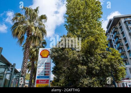 Beyoglu, Istanbul, Türkei - 05.17.2021: Marke der türkischen Shell-Tankstelle und grün verblasste gelbe Blätter von Bäumen unter blauem Himmel und weiße Wolken mit CO Stockfoto