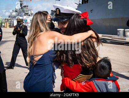 210411-N-KH151-0084 MARINESTÜTZPUNKT ROTA, Spanien (Apr. 11, 2021) Kommandomeister Rafael Barney, Kommandomeister des Arleigh Burke-Klasse Lenkflugkörper-Zerstörers USS Arleigh Burke (DDG 51), trifft sich mit seiner Familie wieder, nachdem das Schiff am Naval Station (NAVSTA) Rota, Spanien, am 11. April 2021 angekommen ist. Die Ankunft von Arleigh Burke markierte den Abschluss der Verschiebung des Heimathafens nach NAVSTA Rota vom Marinestützpunkt Norfolk. Stockfoto