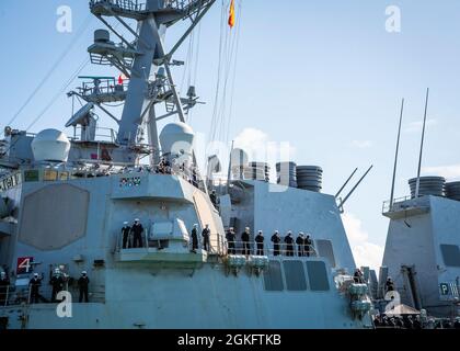 210411-N-KH151-0013 MARINESTÜTZPUNKT ROTA, Spanien (Apr. 11, 2021) der Arleigh Burke-Klasse Lenkraketen-Zerstörer, USS Arleigh Burke (DDG 51), kommt am Naval Station (NAVSTA) Rota, Spanien, am 11. April 2021 an. Die Ankunft von Arleigh Burke markierte den Abschluss der Verschiebung des Heimathafens nach NAVSTA Rota vom Marinestützpunkt Norfolk. Stockfoto