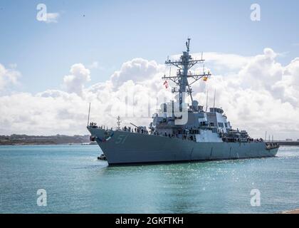 210411-N-KH151-0004 MARINESTÜTZPUNKT ROTA, Spanien (Apr. 11, 2021) der Arleigh Burke-Klasse Lenkraketen-Zerstörer USS Arleigh Burke (DDG 51) kommt am Naval Station (NAVSTA) Rota, Spanien, am 11. April 2021 an. Die Ankunft von Arleigh Burke markierte den Abschluss der Verschiebung des Heimathafens nach NAVSTA Rota vom Marinestützpunkt Norfolk. Stockfoto