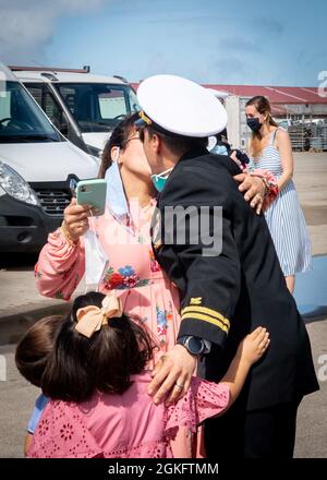 210411-N-KH151-0081 MARINESTÜTZPUNKT ROTA, Spanien (Apr. 11, 2021) LT. Juan Figueroa, Versorgungsoffizier an Bord des Arleigh Burke-Klasse Lenkflugkörper-Zerstörers, USS Arleigh Burke (DDG 51), trifft sich mit Familie, nachdem das Schiff am Naval Station (NAVSTA) Rota, Spanien, am 11. April 2021 angekommen ist. Die Ankunft von Arleigh Burke markierte den Abschluss der Verschiebung des Heimathafens nach NAVSTA Rota vom Marinestützpunkt Norfolk. Stockfoto