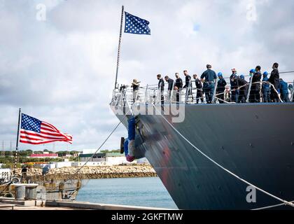 210411-N-KH151-0021 MARINESTÜTZPUNKT ROTA, Spanien (Apr. 11, 2021) der Arleigh Burke-Klasse Lenkraketen-Zerstörer, USS Arleigh Burke (DDG 51), kommt am Naval Station (NAVSTA) Rota, Spanien, am 11. April 2021 an. Die Ankunft von Arleigh Burke markierte den Abschluss der Verschiebung des Heimathafens nach NAVSTA Rota vom Marinestützpunkt Norfolk. Stockfoto