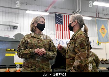 General Dawne L. Deskins, links, stellvertretender Direktor der Air National Guard, hört am 11. April 2021 auf der New Castle Air National Guard Base, Delaware, Oberst Carla Riner, Kommandantin des 166. Luftlift-Flügels der Delaware Air National Guard. Im Rahmen eines offiziellen Besuchs des einzigen Flügels der Delaware Air Guard besichtigte Deskins die Einrichtungen der Einheit, erfuhr mehr über ihre Missionen, feierte die Erfolge von Airmen und diskutierte mit den Top-Offizieren des Flügels über Probleme. Stockfoto