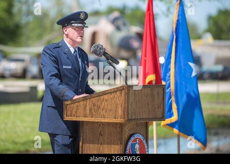 Louisiana Air National Guard Brig. General Sean Conroy spricht während einer Promotionszeremonie zu seinen Ehren in Jackson Barracks, New Orleans, am 11. April 2021. Als Stabschef der Louisiana Air National Guard ist Conroy für die Leitung der Mitarbeiter der LAANG-Zentrale sowie für die Entwicklung von Plänen und die Veröffentlichung von Richtlinien zur Unterstützung der Außendiensteinheiten verantwortlich. Stockfoto