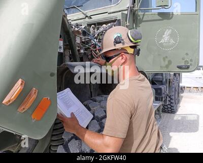 210411-N-N0748-1015 5. EINSATZGEBIET der US-FLOTTE (11. April 2021) - der Bauherr Alex Calhoun, der dem Kommandanten der Task Force (CTF) 56 zugewiesen wurde, führt im 5. Einsatzgebiet der US-Flotte am 11. April Wartungsarbeiten an einem Wasserfahrzeug durch. CTF 56 ist für die Planung und Durchführung von Expeditions-Missionen im Einsatzgebiet der 5. US-Flotte verantwortlich. Stockfoto