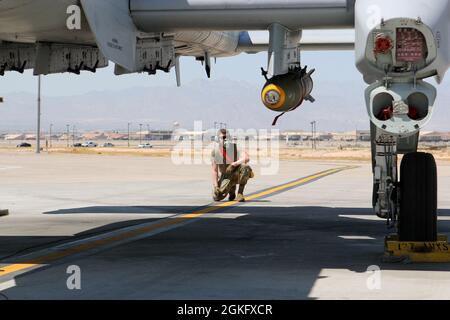 Airman 1st Class Dillon Terhaar, ein Crewchef des 127. Flügels der Michigan Air National Guard, sorgt dafür, dass alle Werkzeuge als 107. Jagdgeschwader-Pilot Capt. Pete Taylor auf eine Trainingsmission in einem A-10 Thunderbolt II-Flugzeug auf der Nellis Air Force Base, Nevada, April 12, angerechnet werden. 2021. Die Flieger des 127. Flügels nehmen an der Green Flag-West, einer Kampfübung der Joint Force, Teil, um eine maximale Kampfbereitschaft zu gewährleisten. Stockfoto
