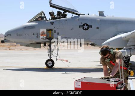 Airman 1st Class Dillon Terhaar, ein Crewchef des 127. Flügels der Michigan Air National Guard, sorgt dafür, dass alle Werkzeuge als 107. Jagdgeschwader-Pilot Capt. Pete Taylor auf eine Trainingsmission in einem A-10 Thunderbolt II-Flugzeug auf der Nellis Air Force Base, Nevada, April 12, angerechnet werden. 2021. Die Flieger des 127. Flügels nehmen an der Green Flag-West, einer Kampfübung der Joint Force, Teil, um eine maximale Kampfbereitschaft zu gewährleisten. Stockfoto