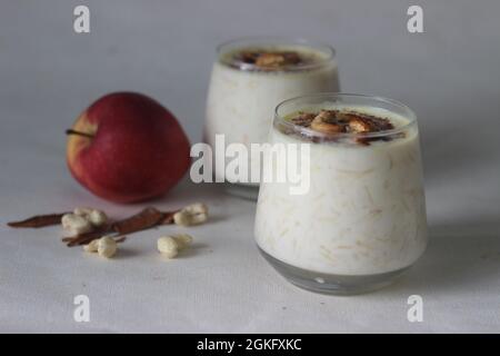 Apfelpudding. Aus geriebenem Apfel, Milch. Mit Zucker gesüßt und mit Zimt gewürzt. In Indien auch Apfelkheer genannt Stockfoto