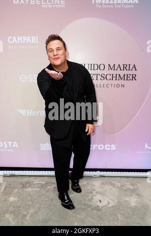 Berlin, Deutschland. September 2021. Guido Maria Kretschmer kommt für seine Show nach Kraftwerk. Die About You, die Re-Fashion Week, ist seit 2021 Teil der Berlin Fashion Week. About You Fashion Week läuft vom 11. Bis 15. September 2021. Quelle: Gerald Matzka/dpa/Alamy Live News Stockfoto