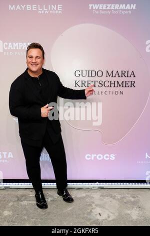 Berlin, Deutschland. September 2021. Guido Maria Kretschmer kommt für seine Show nach Kraftwerk. Die About You, die Re-Fashion Week, ist seit 2021 Teil der Berlin Fashion Week. About You Fashion Week läuft vom 11. Bis 15. September 2021. Quelle: Gerald Matzka/dpa/Alamy Live News Stockfoto