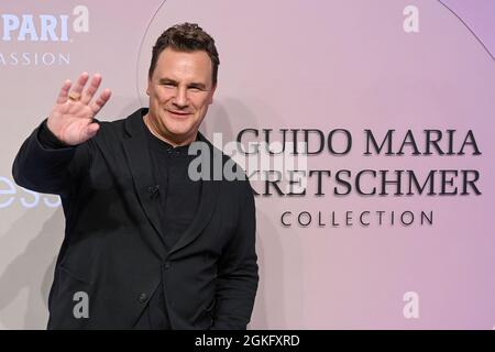 Berlin, Deutschland. September 2021. Guido Maria Kretschmer kommt für seine Show nach Kraftwerk. Die About You, die Re-Fashion Week, ist seit 2021 Teil der Berlin Fashion Week. About You Fashion Week läuft vom 11. Bis 15. September 2021. Quelle: Jens Kalaene/dpa/Alamy Live News Stockfoto