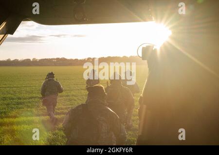 Special Tactics Controller der 321. Special Tactics Squad führen Tag und Nacht Iterationen von Schnellseilen durch und stoßen am 12. Und 15. April 2021 die Rückseite einer CV-22 der 7. Special Operations Squadron ab. Diese Fähigkeiten sind entscheidend für die Einsatzbereitschaft und die Aufrechterhaltung der Fähigkeit, die heutigen SOF-Herausforderungen in einer realen Umgebung zu meistern. Stockfoto