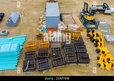 Luftpanorama auf Erdbaustelle für Kanalisationsgraben zur Verlegung des externen Abwasserentwässerungssystems Stockfoto