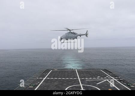 PAZIFISCHER OZEAN (12. April 2021) ein unbemanntes Luftfahrzeug des MQ-8C Fire Scout fährt am 6. April auf dem Littoral Combat Ship USS Jackson (LCS 12) in Independence-Variant ab. Jackson führt derzeit Routineoperationen in der dritten US-Flotte durch. Stockfoto