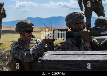 U.S. Marine Corps Lance CPL. Warren King, ein Grenadier mit 3d-Bataillon und 3d-Marines, bereitet sich darauf vor, eine leichte Panzerabwehrwaffe M72 abzufeuern, während er während der Fuji Viper 21.3 im Combined Arms Training Center, Camp Fuji, Japan, 12. April 2021 eine Kampfprobe mit Live-Feuer durchführt. Während dieser Übung haben Marines Taktiken, Techniken und Verfahren verfeinert, um Expeditions- und Basisoperationen auf Zug- und Unternehmensebene zu unterstützen. 3/3 wird im Indo-Pazifik-Raum unter 4th Marines, 3d Marine Division, eingesetzt. King stammt aus Calhoun, Gerorgia. Stockfoto