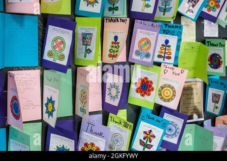 Queens, N.Y., 12. April 2021 – Karten von Studenten der vierten Klasse der St. Mary’s Elementary School in Annapolis, MD, danken den Mitarbeitern des York College Community Vaccination Center. Der Standort York wurde im Februar 24 eröffnet und hat bis heute mehr als 140,000 Impfungen durchgeführt. Die FEMA-Mitarbeiter helfen zusammen mit dem Title 10-Impfsupportteam des Verteidigungsministeriums den Anwohnern, sich gegen COVID-19 impfen zu lassen. Die FEMA arbeitet mit staatlichen, lokalen, Stammes- und Gebietsregierungen an der entscheidenden Notwendigkeit, Impfzentren zu eröffnen, die dafür sorgen, dass unterversorgte Bevölkerungen Zugang zu Impfstoffen haben. K.C. Wils Stockfoto