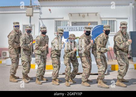 Soldaten der Task Force Spartan erhalten ihre Rechte Ärmelabzeichen während einer Zeremonie im Joint Training Center - Jordanien, mit Oberstleutnant Cole Calloway und Sgt. Maj. John VanDaren bei der Ehrungen, 12. April 2021. Diese Soldaten der US-Armee werden nun die Ehre haben, den T-Patch auf ihrem rechten Schulterarm zu tragen, um anzuzeigen, dass sie in einer Kampfzone gedient haben. Stockfoto