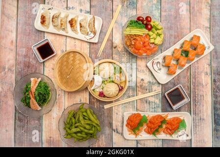 Im Tapas-Restaurant werden beliebte spanische Gerichte serviert. Hölle chorizos, geröstete Kartoffeln, gebratener Fisch, voller asturischer Cachopo. Stockfoto