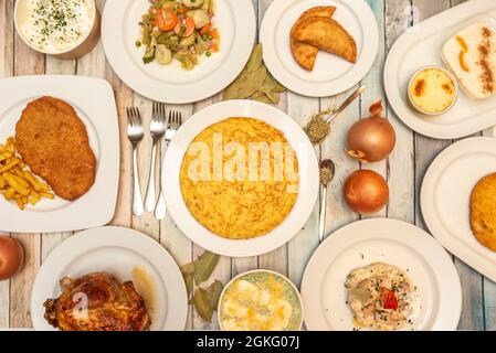 Set von einfachen Gerichten der spanischen Küche. Brathähnchen, gefüllte Cannelloni, russischer Salat mit Bauch, spanisches Omelett, Mailänder mit Kartoffeln, Empanadas Stockfoto