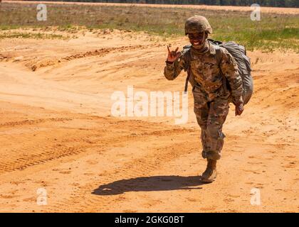 Ein Fallschirmjäger, der der 82. Airborne Division zugewiesen wurde, geht während eines Frauensprungs in Fort Bragg, N.C., am 13. April 2021 aus der Sicily Drop Zone. Stockfoto