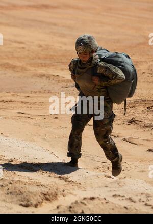 Ein Fallschirmjäger, der der 82. Airborne Division zugewiesen wurde, geht während eines Frauensprungs in Fort Bragg, N.C., am 13. April 2021 aus der Sicily Drop Zone. Stockfoto