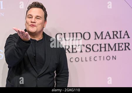 Berlin, Deutschland. September 2021. Guido Maria Kretschmer kommt für seine Show nach Kraftwerk. Die About You, die Re-Fashion Week, ist seit 2021 Teil der Berlin Fashion Week. About You Fashion Week läuft vom 11. Bis 15. September 2021. Quelle: Jens Kalaene/dpa/Alamy Live News Stockfoto