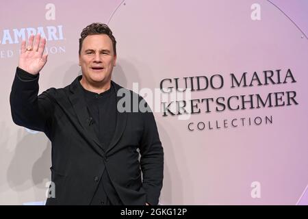 Berlin, Deutschland. September 2021. Guido Maria Kretschmer kommt für seine Show nach Kraftwerk. Die About You, die Re-Fashion Week, ist seit 2021 Teil der Berlin Fashion Week. About You Fashion Week läuft vom 11. Bis 15. September 2021. Quelle: Jens Kalaene/dpa/Alamy Live News Stockfoto