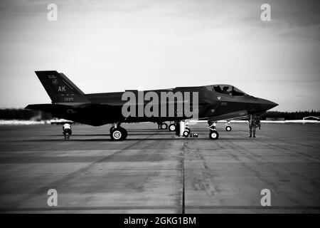 US-Luftwaffe der 356. Flugzeugwartungseinheit inspiziert einen F-35A Lightning II, der während der Arctic Gold (AG) 21-2 auf dem Luftwaffenstützpunkt Eielson, Alaska, am 13. April 2021 dem 354. Kampfflügel zugewiesen wurde. Die AG 21-2 soll die Fähigkeit des Flügels demonstrieren, F-35A-Anlagen und -Personal schnell zu generieren und einzusetzen. Stockfoto