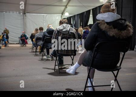Die Gemeindemitglieder warten, nachdem sie den COVID-Impfstoff im Community Impfcenter (CVC) in St. Paul, Minnesota, am 13. April 2021 erhalten haben. Das U.S. Northern Command setzt sich über die U.S. Army North weiterhin dafür ein, die Federal Emergency Management Agency im Rahmen der Reaktion der gesamten Regierung auf COVID-19 weiterhin flexibel und flexibel zu unterstützen. Stockfoto