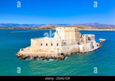 Die bourtzi Water Castle ist eine kleine Insel mit einer Festung an der Küste von Nafplio in Griechenland Stockfoto