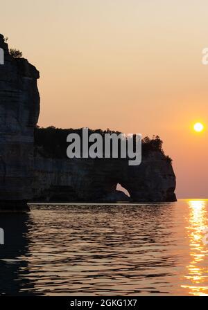 Sonnenuntergang über einem natürlichen Bogen entlang des Pictured Rocks National Lakeshore Stockfoto