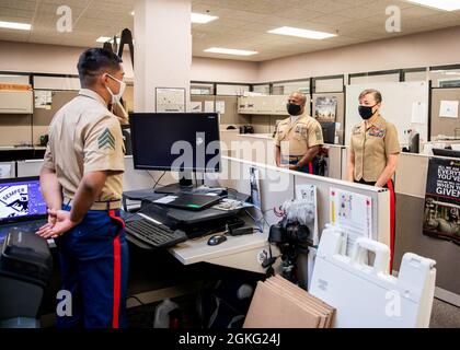 U.S. Marine Corps Sgt. Nelson Duenas, links, ein Videofilmer des 4. Marine Corps District (4MCD) spricht mit Sgt. Maj. William C. Carter, Zentrum, Hauptfeldwebel des Marine Corps Recruit Depot (MCRD) Parris Island, Eastern Recruiting Region (ERR), und Brig. General Julie L. Nethercot, die Kommandierende Generalleutn von MCRD Parris Island, ERR, während des Besuchs des Kommandierenden Generals im 4MCD-Hauptquartier, New Cumberland, Pennsylvania, 13. April 2021. ERR ist für die Rekrutierung aller Marineinfanteristen östlich des Mississippi verantwortlich. Stockfoto