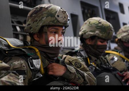 Pvt. Sierra Kowalczyk, ein Fallschirmjäger der US-Armee, der die 82. Airborne Division zugewiesen hatte, wartet auf den Start beim Pope Army Airfield, N.C. 13. April 2021. Die Joint Base Charleston und die Joint Base Lewis-McChord haben sich mit der 82nd Airborne Division zusammengetan, um einen ausschließlich weiblichen Fallflug durchzuführen. Stockfoto