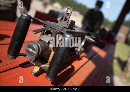 Ein M2A1-Maschinengewehr sitzt auf einem Tisch, während Soldaten, die dem 603rd Aviation Support Bataillon, 3rd Combat Aviation Brigade, zugewiesen sind, während einer Konvoi-Schutzkanone im Rahmen der Warhorse II-Übung der Einheit in Fort Stewart, Georgia, im April 14, Munitionsmittel sammeln. Das Bataillon führte die Übung durch, um ihre missionskribellen Aufgaben zu trainieren, die es ihnen ermöglichen, die Bereitschaft der Einheit und die Letalität aufrechtzuerhalten. Stockfoto