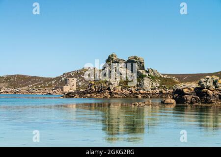 Blick von Kitchen Porth, Bryher auf die Hangman Island und Cromwell's Castle auf der Insel Tresco, Isles of Scilly Stockfoto