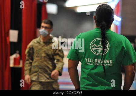 Soldaten der Nationalgarde der Oregon Army und Mitarbeiter des Yellowhawk Tribal Medical Center arbeiten während einer COVID-19-Massenimpfungsveranstaltung am 14. April 2021 im Wildhorse Resort in Pendleton, Oregon, zusammen. Stockfoto