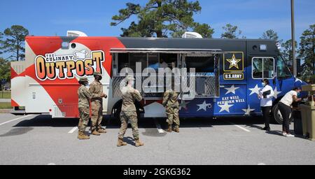 Fort Stewart, Georgia - Soldaten der 3rd Support Brigade, 3rd Infantry Division, bestellen ihr Mittagessen von einem Food Truck, der in ihrem Brigadenbereich, Fort Stewart, Georgia, geparkt ist, April 13. 2017 wurde Fort Stewart zu einer der ersten Stützpunkte, die im Rahmen einer Armee-weiten Initiative, den Soldaten, wo sie arbeiten, nahrhafte Lebensmittel zu bringen, Food-Trucks einnahm. Vor der Ankunft von Food Trucks mussten Soldaten in ein Restaurant gehen, das nicht immer bequem war, oder aus der Tasche zahlen, um von der Wirtschaft zu essen. Stockfoto