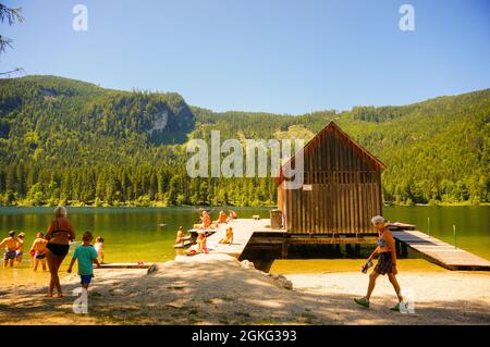 BAD MITTERNDORF, ÖSTERREICH - 24. Jul 2019: Die Menschen entspannen sich auf den Holzdocks am Odenseesee in Österreich Stockfoto