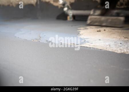 Frisch angetragene Abdichtungsmörtel auf dem Boden im Gebäude. Interne Bauarbeiten. Stockfoto