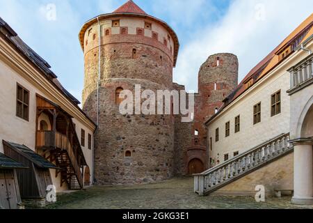 Mittelalterlicher Innenhof der Burg Bauska mit Aussichtsturm Stockfoto