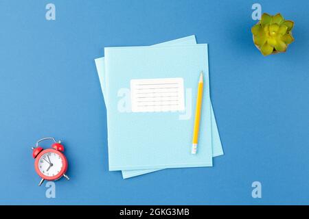 Notizbuch mit Bleistift auf dem Schultisch. Stockfoto