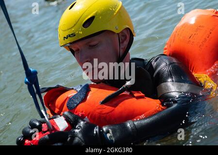 Capt. James Lockman, 16. Special Operations Squadron MC-130J Commando II Pilot, übt die Montage eines Luftrettungsgurts aus einem Kipprotorflugzeug CV-22 von Osprey in Ute Lake, N.M., 13. April 2021. Fliegende Flieger müssen sich mit dem Rettungsgurt vertraut machen, um ihre Sicherheit zu gewährleisten, falls sie zu irgendeinem Zeitpunkt ihrer Karriere in einem Gewässer gestrandet sind. Stockfoto