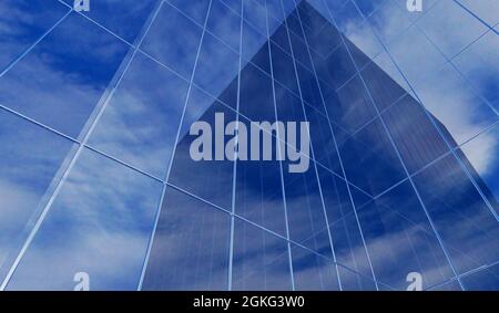 Wolkenkratzer-Gläser spiegeln den Himmel wider. 3d-Rendering Stockfoto