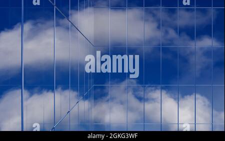 Wolkenkratzer-Gläser spiegeln den Himmel wider. 3d-Rendering Stockfoto