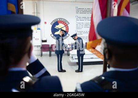 Airman 1st Class Ashton Martin, links, 341st Missile Security Forces Squadron Defender und Senior Airman Cho Yang, rechts, 841. Missile Security Forces Squadron Defender, beide aktuelle 341st Missile Wing Base Honor Guard ehren Wachmänner, üben beim Training am 13. April 2021 auf der Malmstrom Air Force Base das Falzen einer amerikanischen Flagge, Month. Zusätzlich zu den zeremoniellen Ehren während der militärischen Beerdigungen, präsentiert die Ehrenwache der 341. Raketenflügelbasis auch die Farben bei Pensionierungen und anderen zeremoniellen Veranstaltungen. Stockfoto